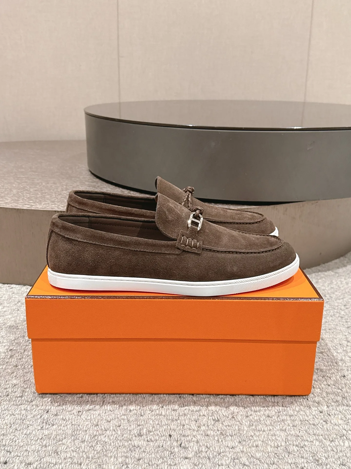 【ΗERMES】 P:540💰 Size: 39-45 (45.46. Customized) Hermes Men's Slip-on Loafers Lgnacio Series Couple's Loafers Casual Sports Shoes Original Purchase Development Made Goods This calfskin loafer is decorated with leather braiding and "Chaine d'Ancre" buckle. Fashionable nautical style loafers, ideal for land and seaside. Exquisite packaging at the delivery counter 🛍📦 Fabric: Original customized imported first-layer cowhide/cow suede Lining: Imported soft cowhide lining Sole: Original molded non-slip TPU material Bottom thickness: 2CM